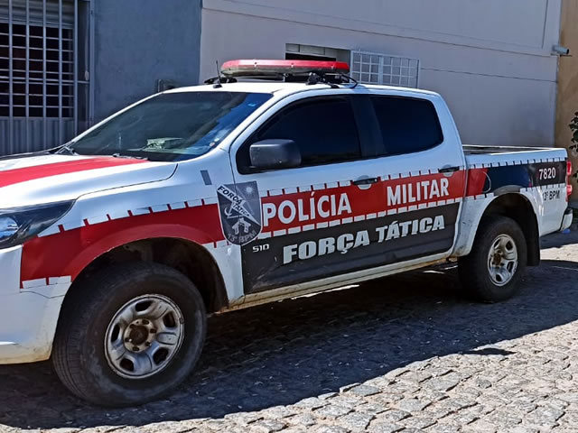 Após a ação delituosa, os marginais foragiram do local no carro da família (Foto: Reprodução)