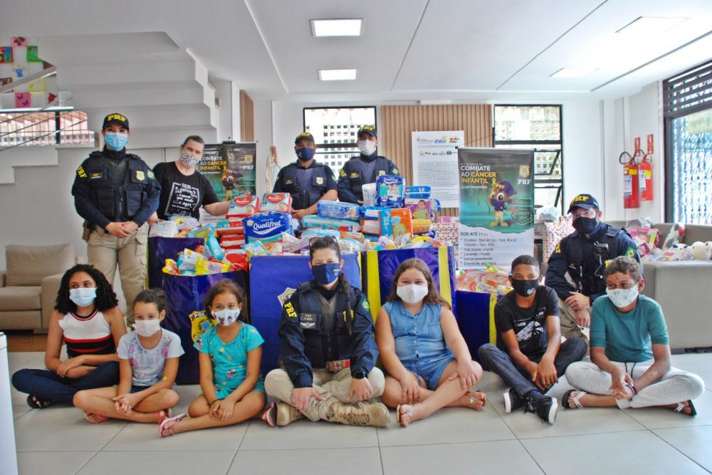 As doações arrecadadas beneficiaram aproximadamente 300 crianças em tratamento contra o câncer em João Pessoa e Campina Grande (Foto: Divulgação PRF)