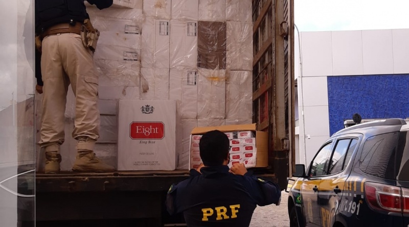 A carga, avaliada em mais de R$ 1,8 milhão, estava escondida atrás de caixas de frutas vazias (Foto: Divulgação PRF)
