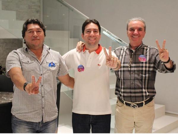 Felipe recebe o apoio do vereador “Peixe” do município de Cruz do Espírito Santo. (Foto: Divulgação).