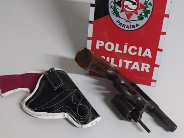 Em sua casa ainda foi encontrado um revólver com duas munições intactas e três deflagradas (Foto: Divulgação PMPB)