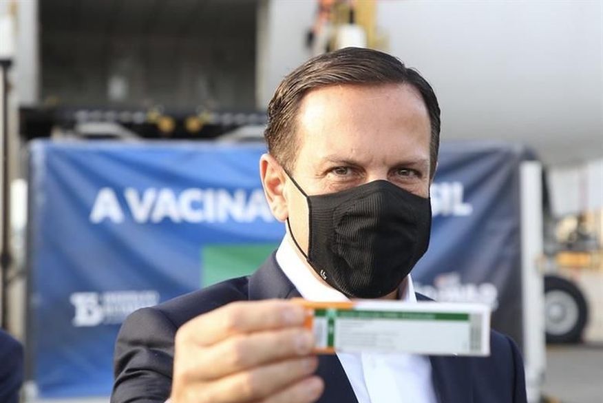 A chegada de matéria-prima suficiente para a produção de 1 milhão de doses na manhã desta quinta-feira (3) se soma às 120 mil doses que já embarcaram no país. (Foto: Reprodução).
