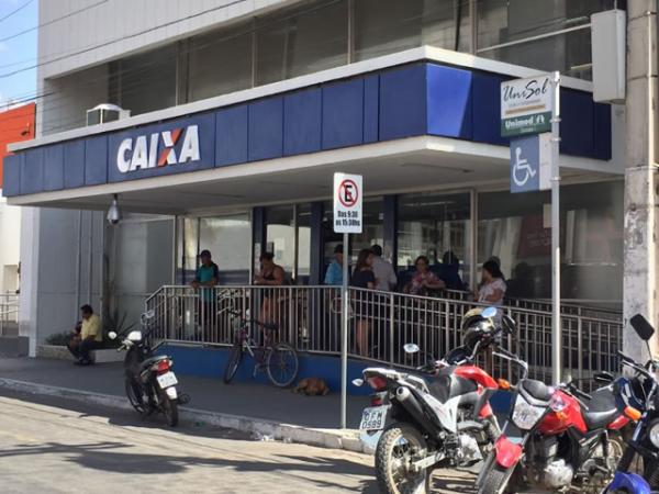 Homem arromba agência da Caixa em Sousa e furta armas de vigilantes. (Foto: Sertão Informado).