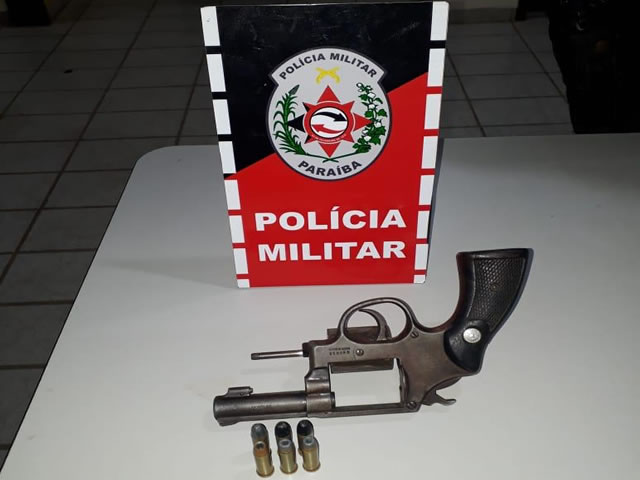 Os ocupantes do automóvel foram encaminhados à delegacia de Polícia Civil juntamente com a arma apreendida (Foto: Divulgação PMPB)