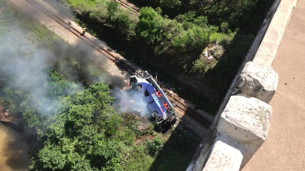 Ônibus cai de viaduto em João Monlevade, de altura aproximada de 15 metros. — Foto: Redes sociais