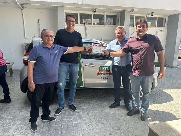 Prefeitura de Sousa realiza a entrega de automóvel ao ganhador da Campanha IPTU Premiado