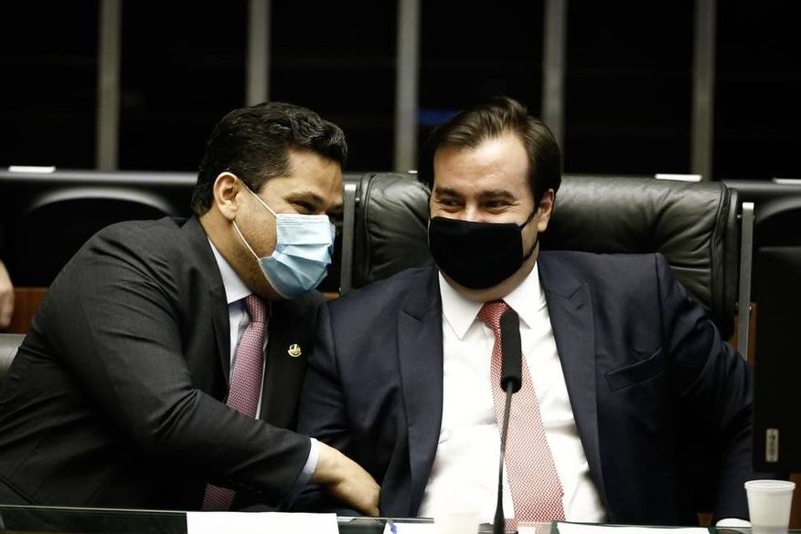 Rodrigo Maia (DEM-RJ) e Davi Alcolumbre (DEM-AP), não podem se candidatar à reeleição para os postos em 2021. (Foto: Reprodução).