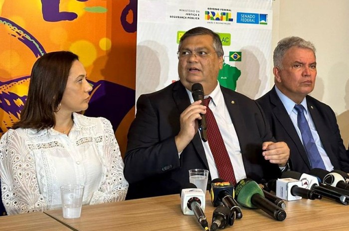 A vice-governadora Mailza Gomes, Flávio Dino e Sérgio Petecão no encontro em Brasiléia - Foto: Paulo Alves/Gab. Senador Sérgio Petecão