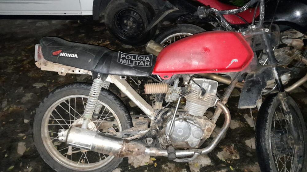 Diante dos fatos, o jovem e a motocicleta apreendida foram conduzidos à delegacia de Polícia Civil (Foto: Reprodução)