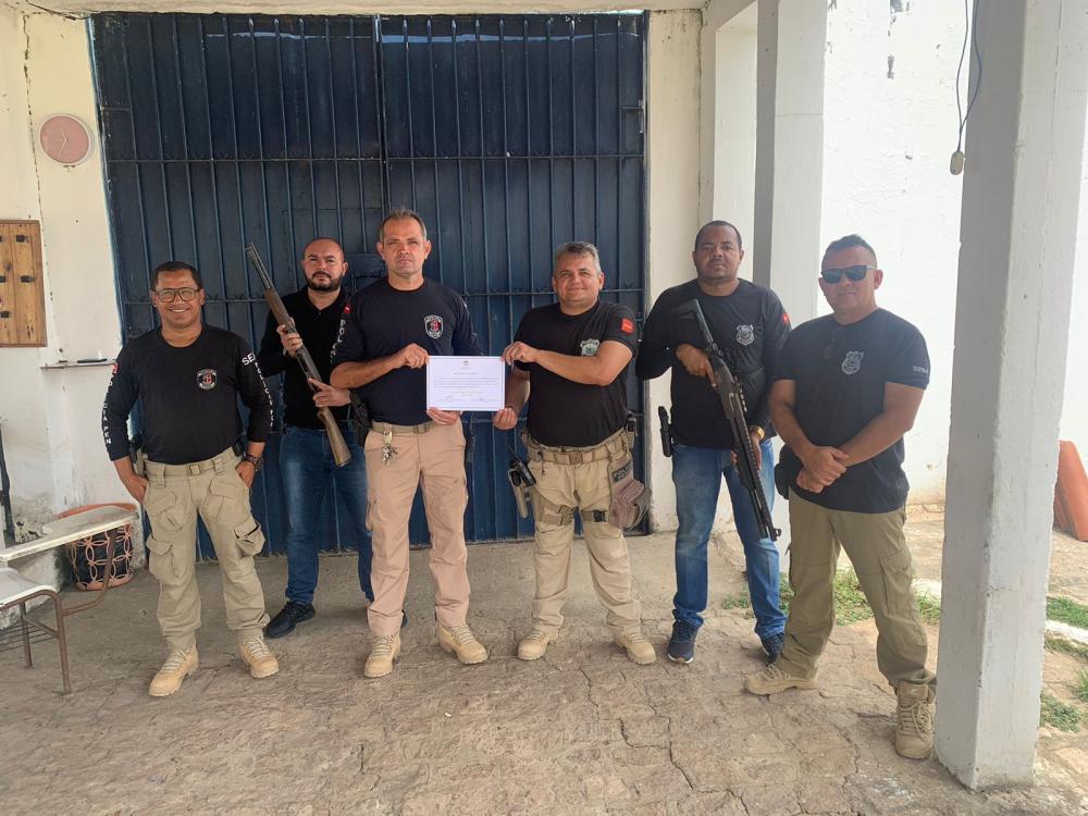 Equipe de policiais penais da Colônia Agrícola Penal de Sousa recebem votos de parabéns da Câmara Municipal por realizar doações em entidades da cidade