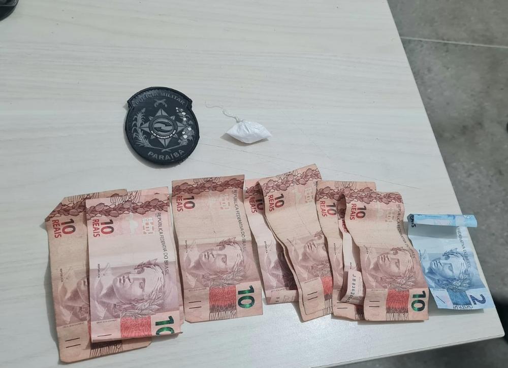 Diante do flagrante, os suspeitos de iniciais J.D.S e D.J.S.B, foram conduzidos à delegacia de Polícia Civil com a droga e a moto apreendida (Foto: Reprodução)