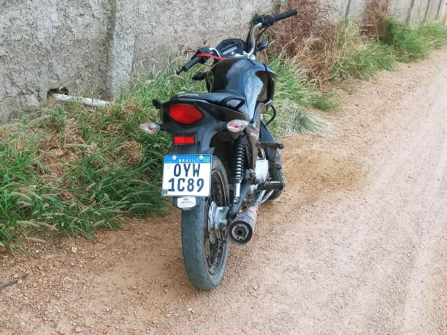 A motocicleta foi levada à delegacia de Polícia Civil, para serem realizados os procedimentos necessários ao caso (Foto: Reprodução Redes Sociais)