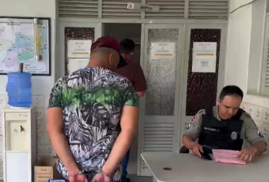 O proprietário e seu filho ao perceberem a ação do meliante em frente a sua residência, prontamente agiram e entraram em luta corporal com o homem. (Foto: Reprodução).