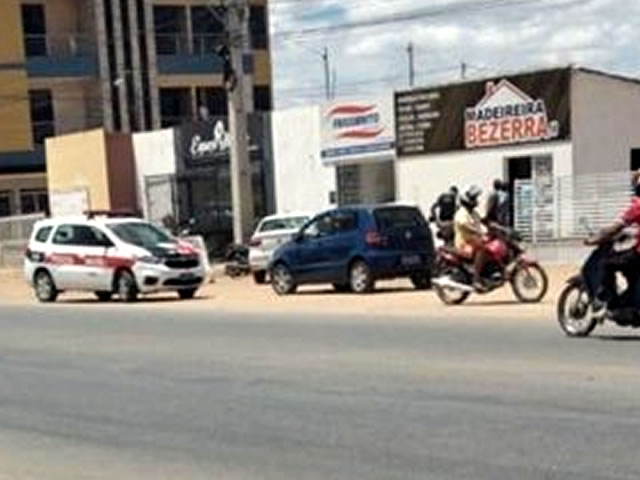 Os assaltantes com arma em punho renderam os clientes e funcionários, subtraíram uma quantia em dinheiro (Foto: Reprodução)