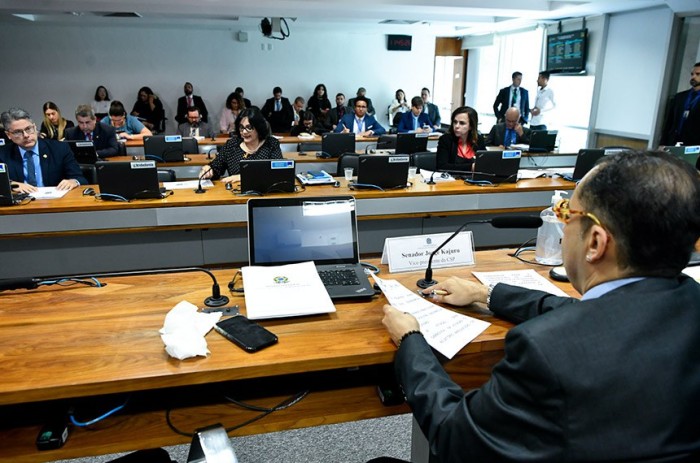 Kajuru comandou a reunião que aprovou o projeto relatado por Professora Dorinha Seabra (Dir. na bancada) - Foto: Geraldo Magela/Agência Senado