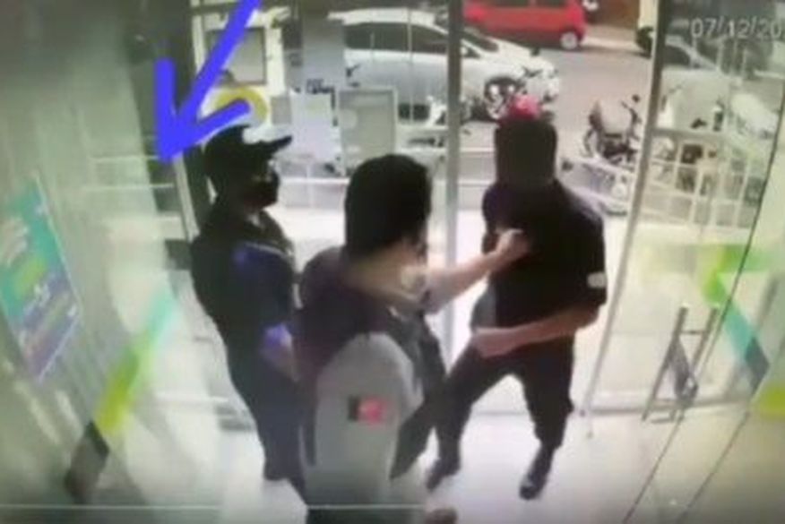 De acordo com as imagens obtidas pela polícia através das câmeras de segurança do local, a ação foi realizada por quatro homens. (Foto: reprodução)