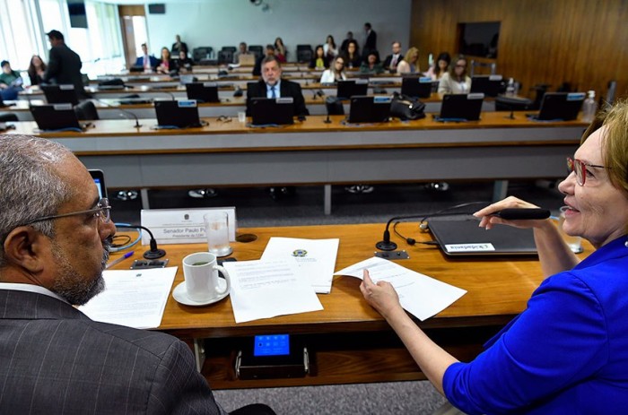 Paulo Paim e Zenaide Maia na reunião da CDH; o PL 271/2017 segue para a análise da CAE - Foto: Geraldo Magela/Agência Senado