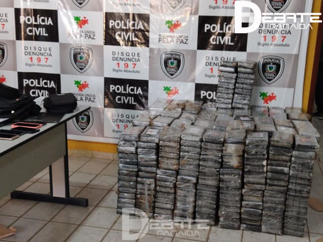 Após o flagrante, a droga apreendida e os acusados foram levados à delegacia de Polícia Civil, para dar continuidade as investigações (Foto: Reprodução)