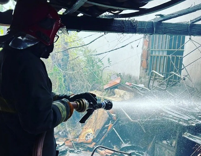 Posteriormente, foi feito um trabalho de rescaldo na casa, para evitar que o fogo voltasse a surgir (Foto: Reprodução)