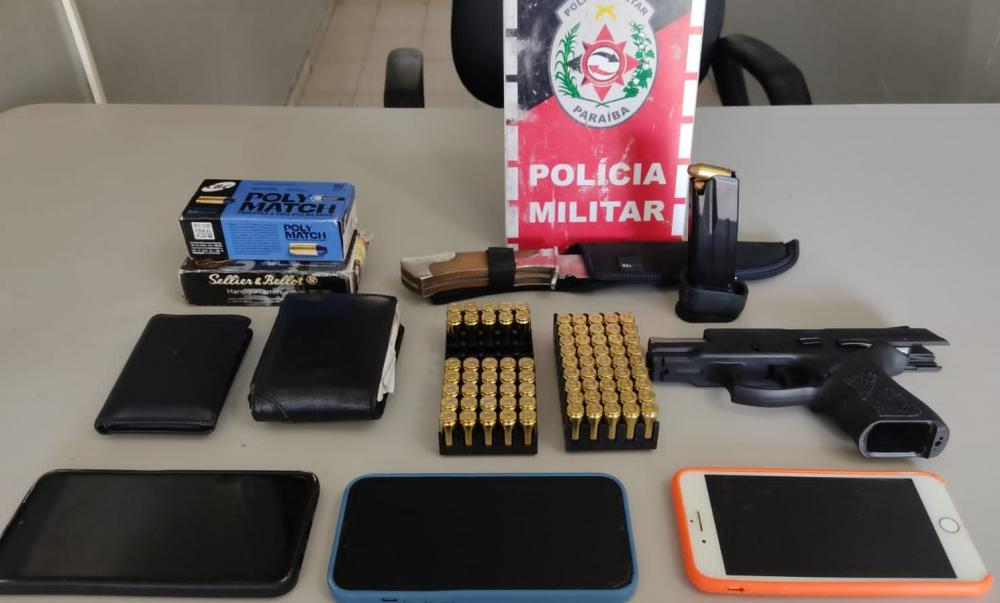 Diante do flagrante, o indivíduo que se apresentou como sendo o dono da arma, recebeu voz de prisão pela prática do crime de porte ilegal de arma de fogo e munições FLA(Foto: Reprodução)