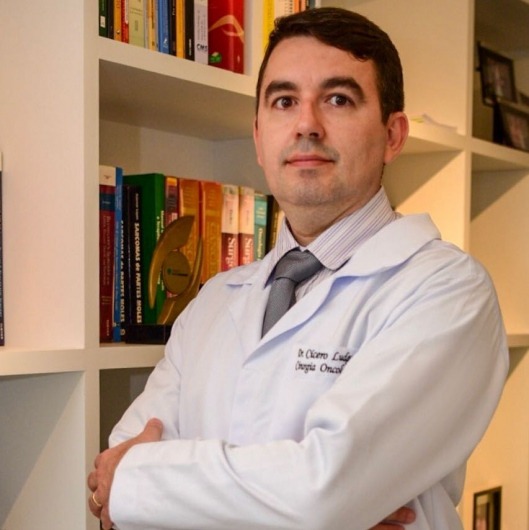 Natural da cidade de Sousa, e graduado em Medicina pela Universidade Federal de Campina Grande (2006), Cicero Ludgero é médico oncologista e cirurgião geral. (Foto: Reprodução).