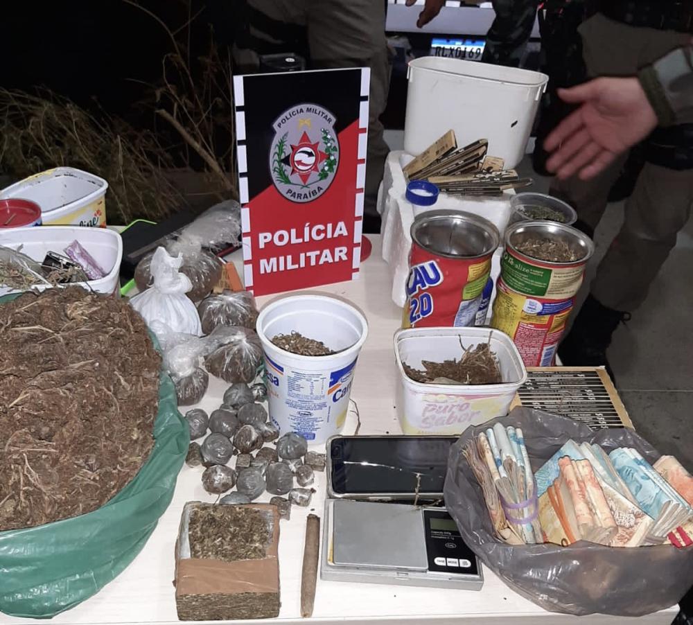 Casal acusado de praticar tráfico de drogas em residência é preso, droga e dinheiro foram apreendidos pela Polícia Militar em Cajazeiras