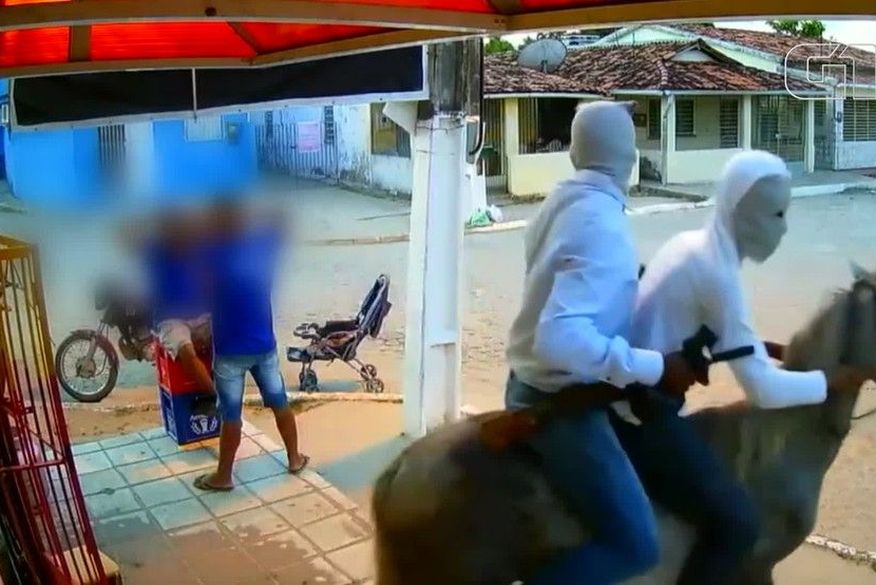 Assaltantes fogem a cavalo após assaltar mercadinho em Goiana, na Zona da Mata Norte de Pernambuco, na quinta-feira (10). (Foto: Reprodução/WhatsApp).