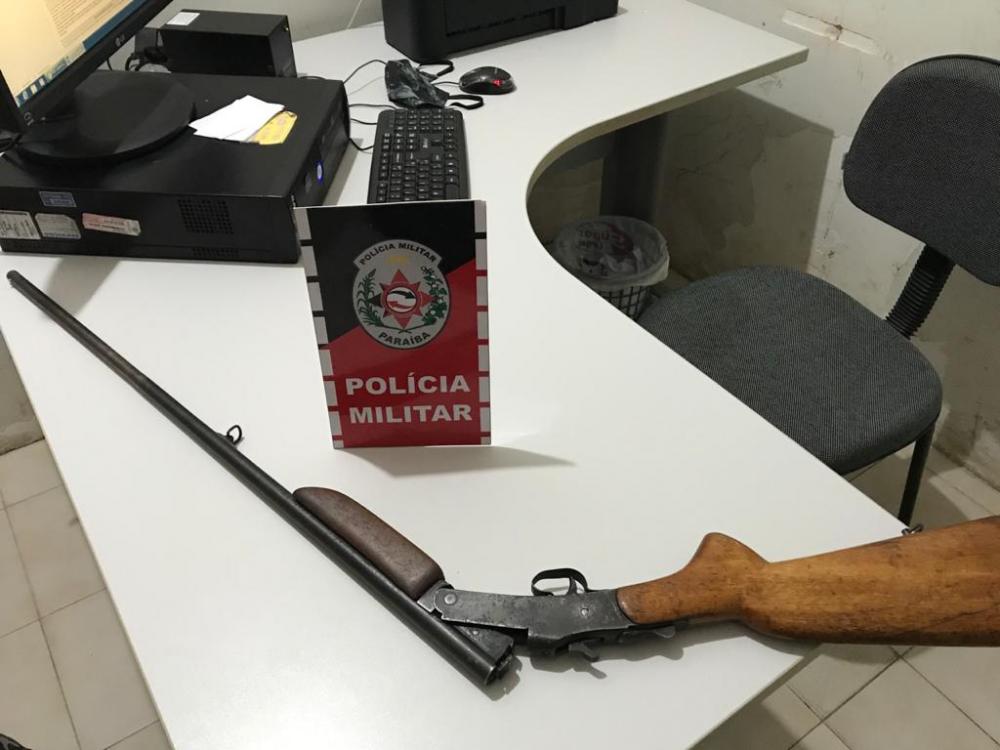 A espingarda foi levada à delegacia de Polícia Civil, para serem adotadas as medidas necessárias ao caso (Foto: Divulgação PMPB)
