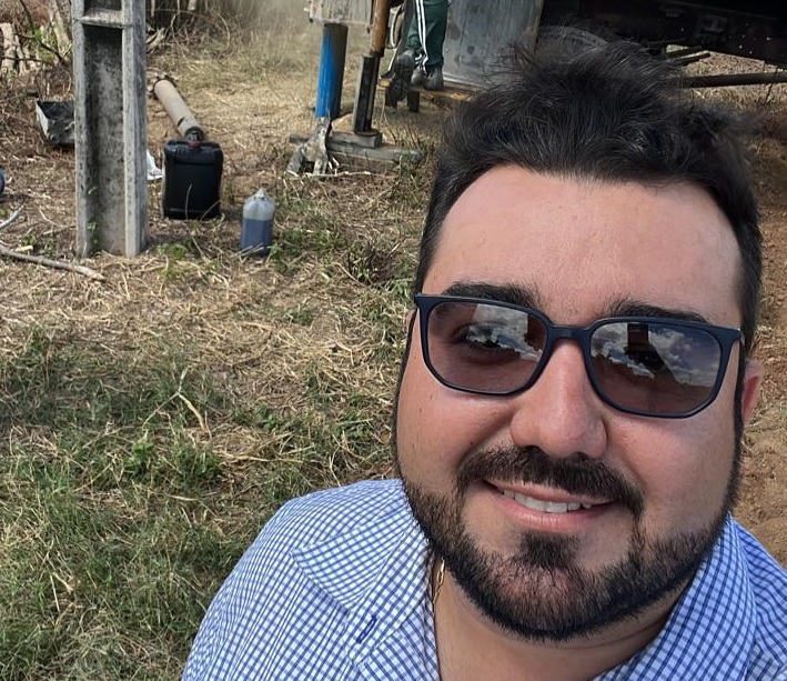 César Henrique Estrela comemora implantação de abastecimento na Lagoa dos Estrelas. (Foto: Reprodução).