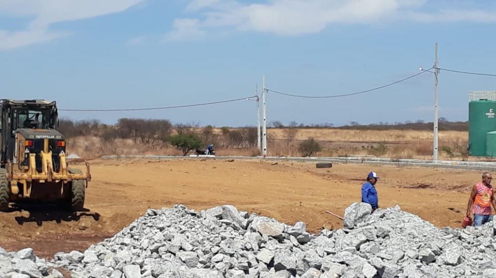O prefeito Fábio Tyrone tem quotas partes no loteamento. Obra do Centro tem valor superior a R$ 2,1 milhões de reais. (Foto: Reprodução).