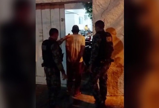 O acusado, cujo nome não foi divulgado, foi conduzido pela guarnição e apresentado na delegacia de Polícia Civil (Foto: Reprodução)