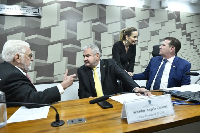 O projeto foi relatado por Angelo Coronel (no centro). O líder do governo, Jaques Wagner (à esquerda), queria que a votação fosse adiada.