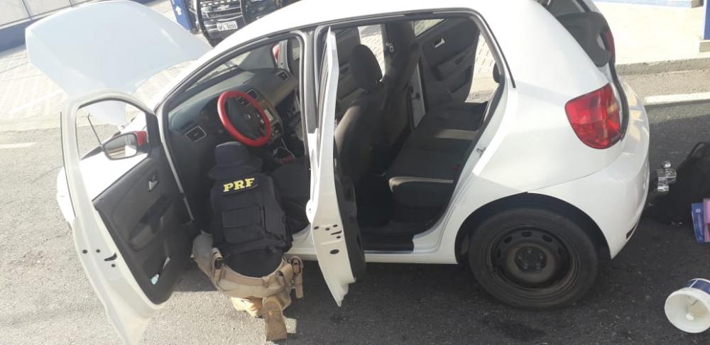 O revólver foi encontrado com seis munições intactas na bolsa da mulher, uma adolescente menor de idade. O homem possui antecedentes criminais por homicídio e tráfico de drogas (Foto: Divulgação PRF)