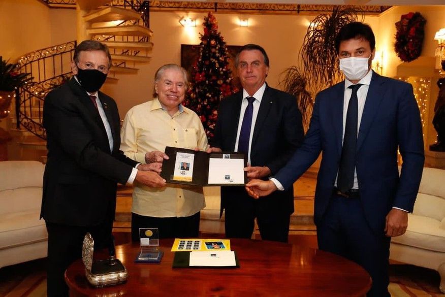Nem Silvio nem Bolsonaro usavam máscara na cerimônia. (Foto: Reprodução).