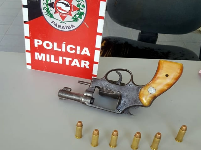 A arma de fogo apreendida também se encontra a disposição da polícia judiciária (Foto: Divulgação PMPB)