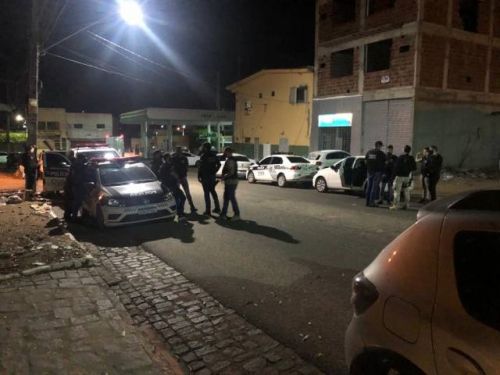 Após a apreensão e as prisões, o material apreendido e os acusados foram levados à Delegacia Distrital de Sousa (Foto: Debate Paraíba)
