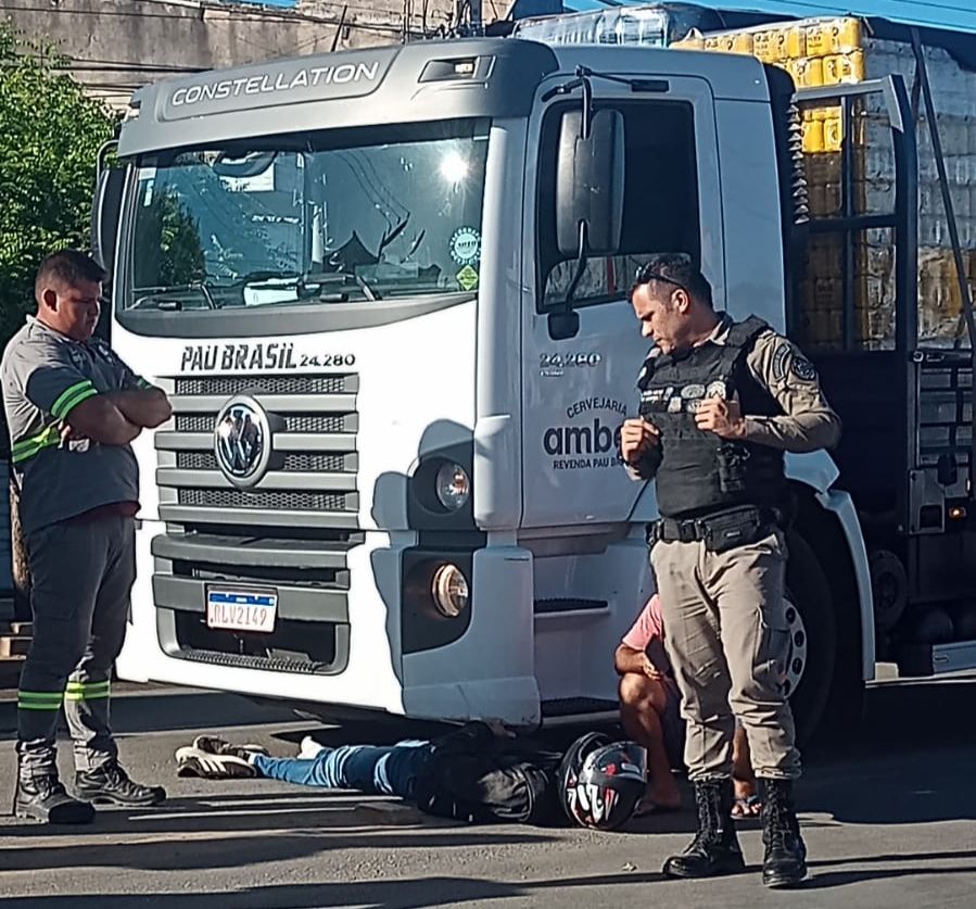 A colisão teria ocorrido no cruzamento do semáforo, quando um motociclista de nome não revelado, foi colidido por um caminhão de uma empresa de distribuidora de bebidas. (Foto: Reprodução).