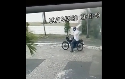 É provável que o acusado tenha se livrado da peça de roupa após cometer o crime para despistar a polícia, que podia ficar procurando por um motoqueiro com um determinado tipo de roupa. (Foto: Reprodução).