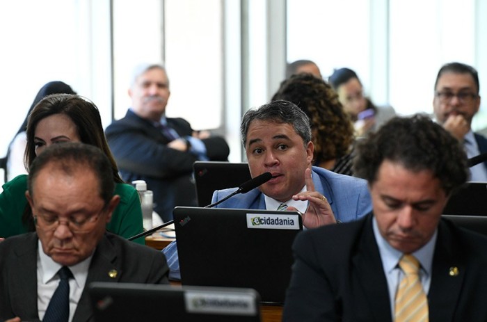 Efraim Filho (C) deu parecer favorável ao projeto - Foto: Roque de Sá/Agência Senado
