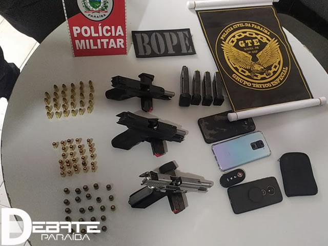 Após o flagrante, os acusados e as armas apreendidas foram levadas à delegacia de Polícia Civil (Foto: Reprodução)