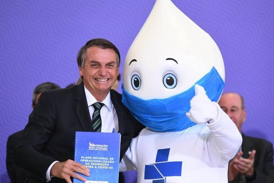 Bolsonaro abraça boneco do Zé Gotinha na cerimônia de lançamento do Plano Nacional de Vacinação contra a Covid-19. (Foto: Evaristo Sá/AFP).