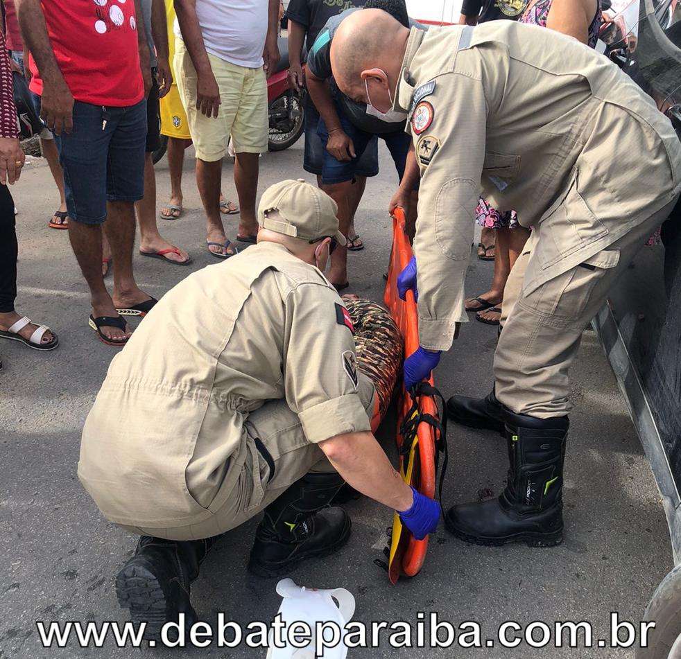 Uma unidade de resgate do Corpo de Bombeiros foi acionada e esteve no local prestando os primeiros socorros (Foto: Reprodução)