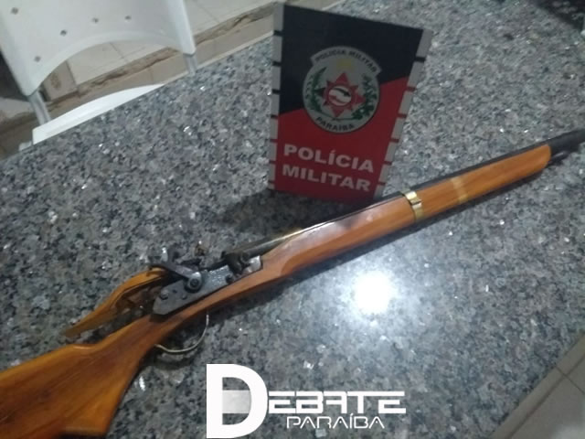 O acusado foi conduzido à Delegacia Distrital de Sousa juntamente com a arma apreendida (Foto: Divulgação PMPB)