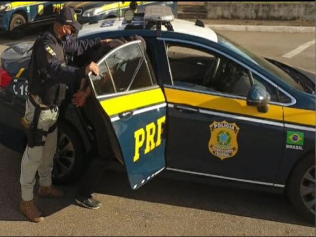 O homem, de 32 anos, foi preso na cidade de Eunápolis, na Bahia, através do trabalho integrado entre as Forças de Segurança (Foto: Divulgação PRF)