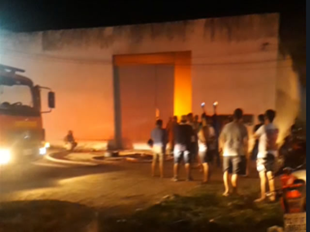 A possível causa do incêndio teria sido um veículo que teria pegado fogo e se espalhado pelo depósito (Foto: Reprodução Redes Sociais)