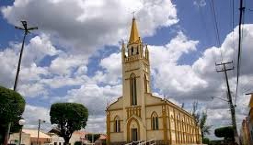 Os dois meliantes fugiram em direção à praça central, onde tomaram dois celulares de assalto de duas jovens (Foto: Reprodução)