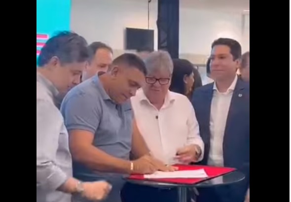 O prefeito João Neto esteve no evento, e recebeu diretamente das mãos do governador João Azevedo, as chaves do ônibus escolar. (Foto: Divulgação).