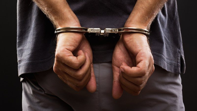 Após ser confirmado a existência do mandado de prisão oriundo da cidade de Porto Alegre-RS, pela prática do crime de roubo, o indivíduo foi conduzido à delegacia de Polícia Civil. (Foto: Reprodução).