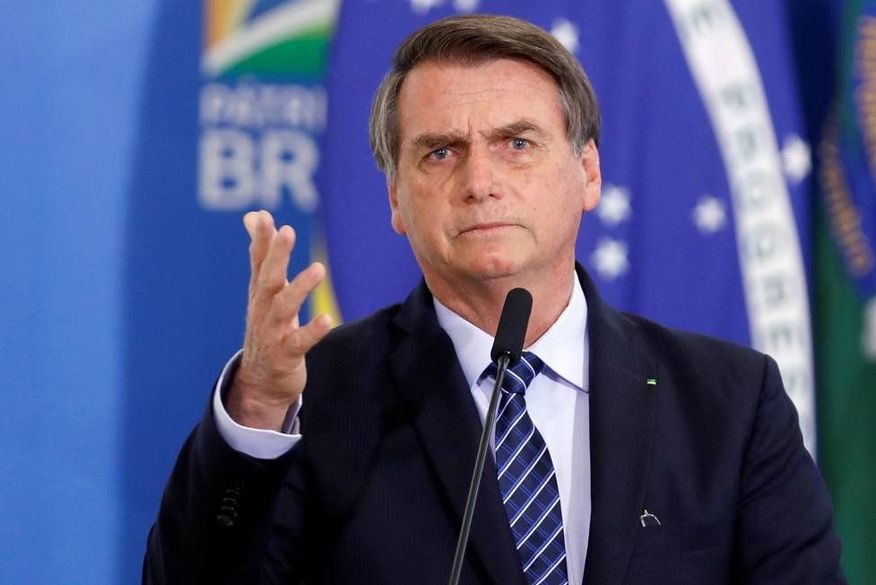 O presidente provocou aglomeração em praticamente todas suas paradas. Inicialmente, Bolsonaro parou em uma padaria e uma casa lotérica, no bairro Cruzeiro. (Foto: Reprodução).