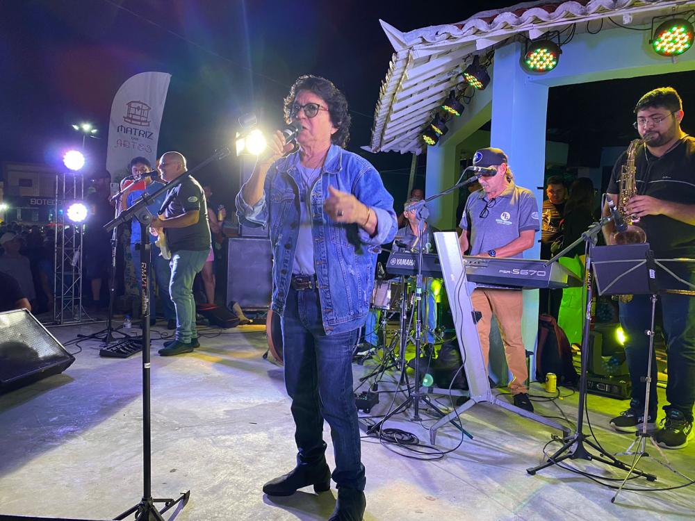 Emocionando seus fãs, cantor Bartô Galeno realiza show para marcar o aniversário de Sousa